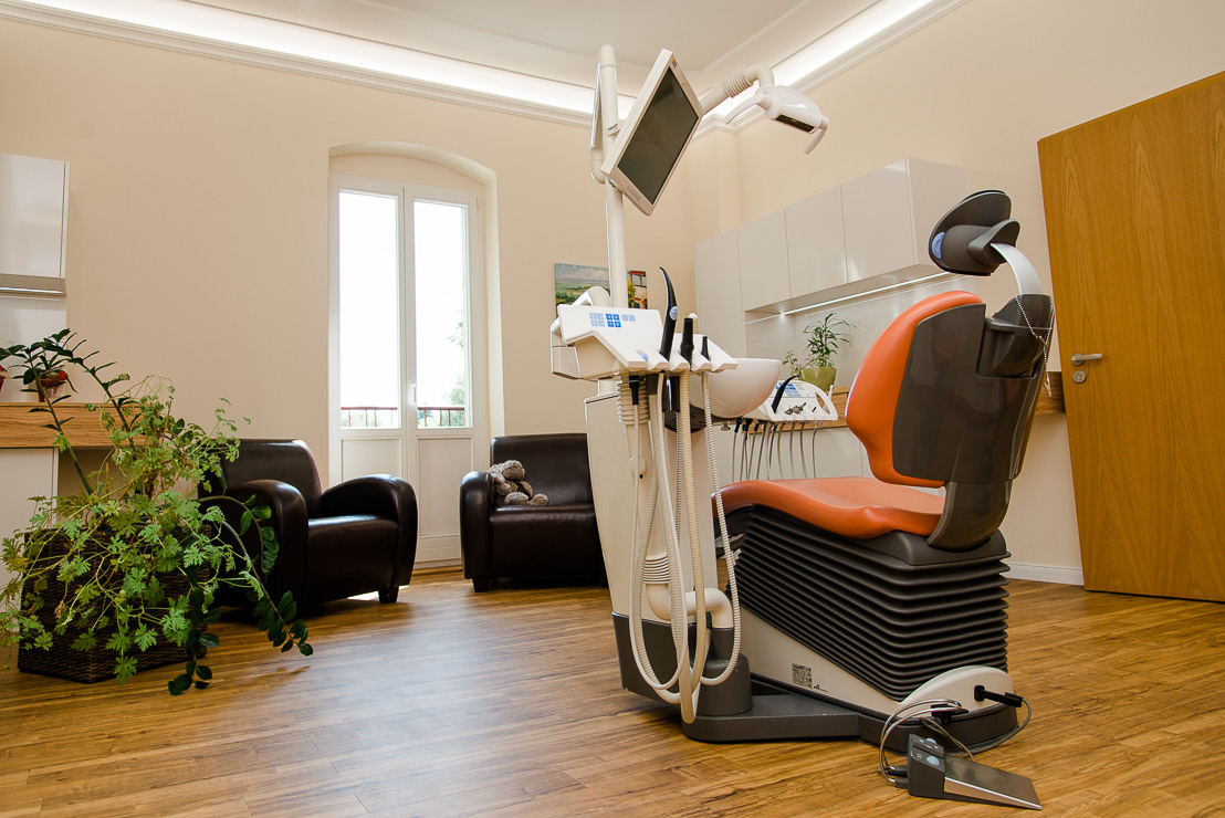 Behandlungsstuhl in hellem Zimmer